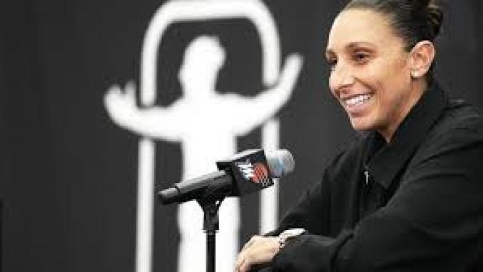 Taurasi TV show screenshot #3: Taurasi sits at the microphone