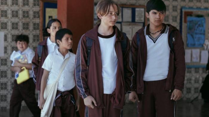 The Chosen One TV show screenshot 3: Jodie, Hipólito, Tuka and Wagner are shown at school, in thier chool uniforms of white shirts and maroon jackets. The friends are grouped together, looking concerned. 