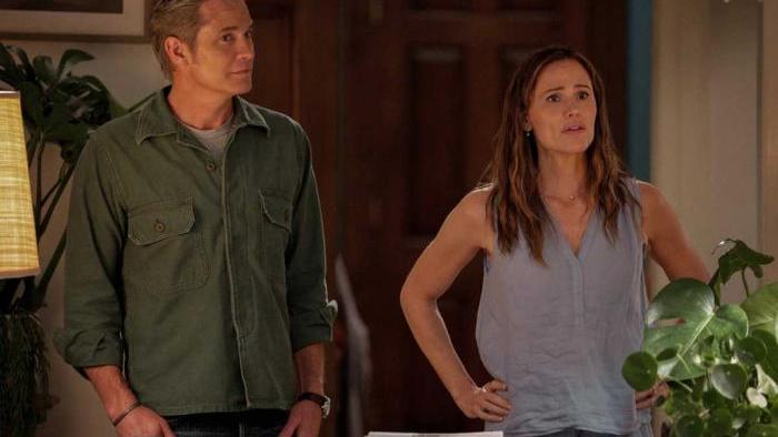  The Five-Star Weekend TV show screenshot 2: Timothy Olyphant and Jennifer Garner stand next to each other