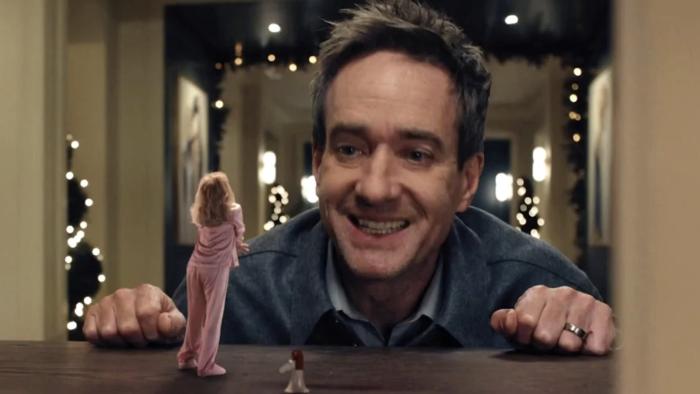 The Miniature Wife TV show screenshot 1: Tiny Elizabeth Banks yells at giant Matthew MacFadyen who is grimacing down at her. 