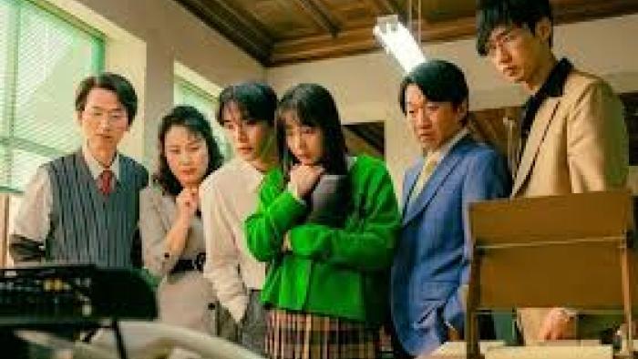 Typhoon Family TV show screenshot #1: Six Korean adults looks down at something