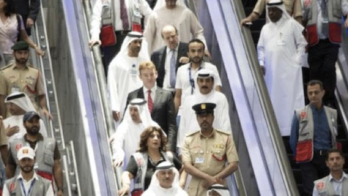 Ultimate Airport Dubai screenshot 1: Diverse mass of people riding escalator down. 