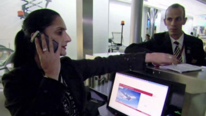 Ultimate Airport Dubai screenshot 3: Emirages representative calls someone via phone at gate. 