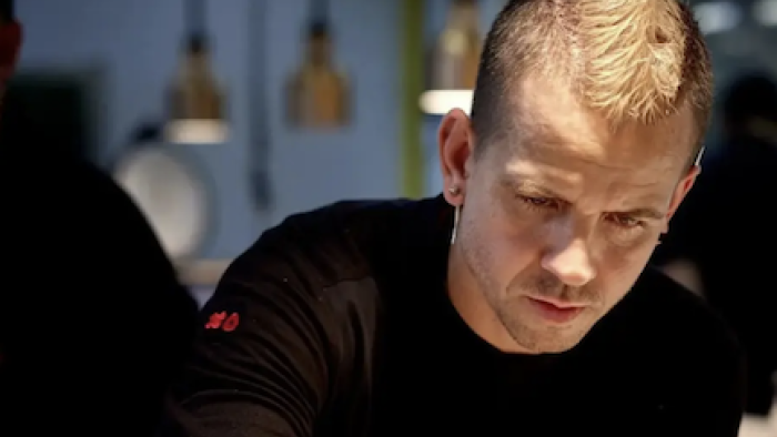 UniverXO Dabiz TV show screenshot 1: Chef Muñoz working in kitchen. 