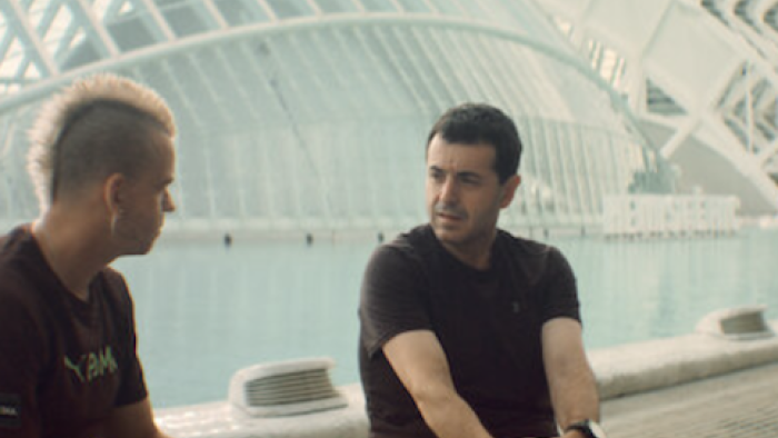 UniverXO Dabiz TV show screenshot 3: Chef Muñoz talks to a colleague on a balcony.