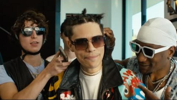 The Warehouse Phase TV show screenshot 2: an influencer gets some help from his entourage 