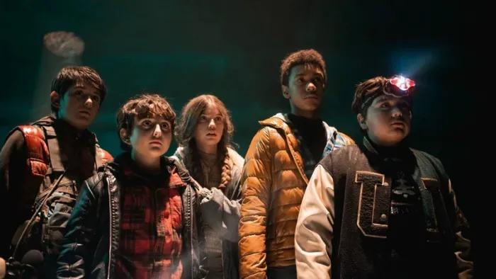 Wonderboys The Secret Treasure of Naples TV: Sasà, Gennaro, Tere, Aniello and Rafaelle look to the right in a dark cave.