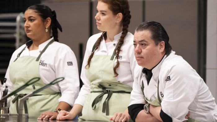 Yes, Chef!: The chefs must work together in smaller groups to move forward