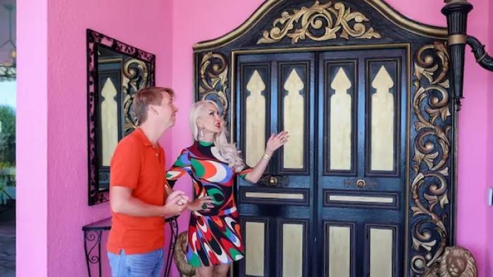 Zillow Gone Wild TV screenshot 2: Host McBrayer and a homeowner stand in front of a vibrant pink wall. 
