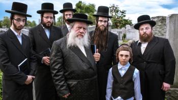 Menashe: Orthodox Jews at a memorial service