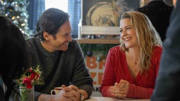 A Merry Little Ex-Mas: Oliver Hudson and Alicia Silverstone in a cafe.