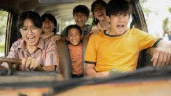 A Letter to My Youth Movie: Asian family in car with kids look scared