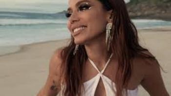 Larissa: The Other Side of Anitta: A woman smiles on the beach