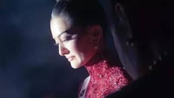 A Queen's Runway: A contestant looks down
