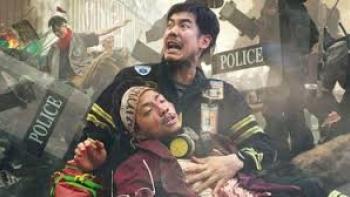 Bangkok Breaking: Firefighter screams as he helps injured person