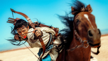 Blades of the Guardians movie: Lijun Chen shoots an arrow while on horseback