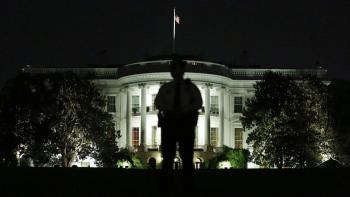 Bodyguard of Lies: Guards outside White House.