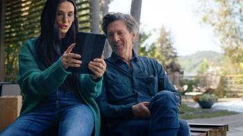 Brats: Demi Moore and Andrew McCarthy look at something on a screen.