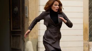 Canary Black: Kate Beckinsale runs across the street wearing a black shirt and dark coat