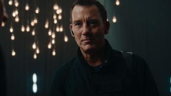 Cleaner: Clive Owen wearing an earpiece and in black looks on