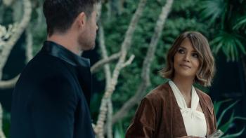 Crime 101 Movie: Outdoors , Mike (Chris Hemsworth) speaks with Sharon (Halle Berry)