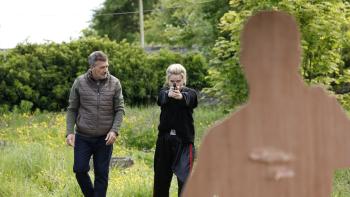 Cult Killer Movie: Mikeal Tallini (Antonio Banderas, left) gives shooting lessons to Cassie Holt (Alice Eve, right)