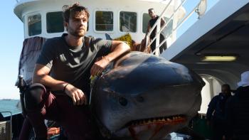 Deep Blue Sea 3 Movie: Richard with a Sleepy Specimen