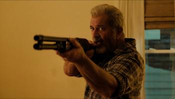 Desperation Road Movie: Mitchell (Mel Gibson) points a rifle at something
