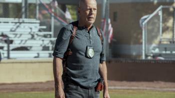 Detective Knight: Independence Movie: Bruce Willis wears a police badge while standing on an athletic field