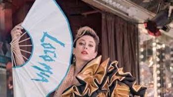 Disco Ibiza Locomia: Woman with large fan