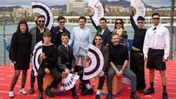 Disco Ibiza Locomia: Cast outside with fans