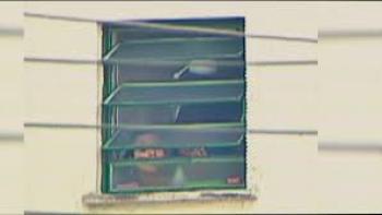 Eloá the Hostage: Live on TV movie: A woman peers out from a window