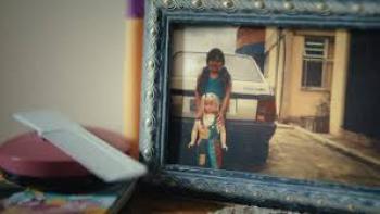 Eloá the Hostage: Live on TV movie: Image of framed photo of young girl and doll