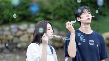 Even If This Love Disappears from the World Tonight movie: Choo Young-woo and Shin Si-a blow bubbles together