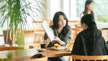 Even If This Love Disappears from the World Tonight movie: Shin Si-a shows a friend a drawing 