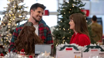 EXmas: Leighton Meester and Robbie Amell share a light moment in a store