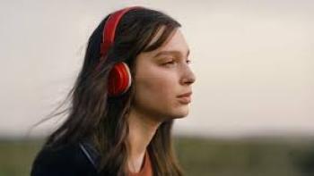 Feel My Voice movie: Eletta with earphones