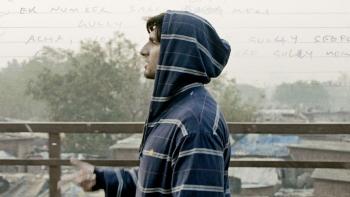 Gully Boy: Murad, played by Ranveer Singh, walks across a bridge wearing a hoodie. 