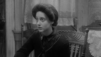 Hester Street: Carol Kane looks worried as she sits at a kitchen table