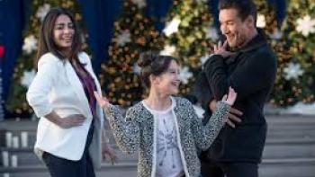 Holiday in Santa Fe: Emeraude Toubia, Gia Francesca Lopez, Mario Lopez