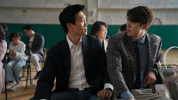 Husbands in Action movie: Gong Myoung and Jin Seon-kyu try to sit on the same chair at a school