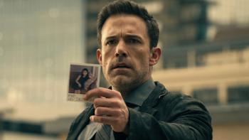 Hypnotic Movie: Police detective Danny Rourke (Ben Affleck) holds up a Polaroid photo of his daughter, Minnie