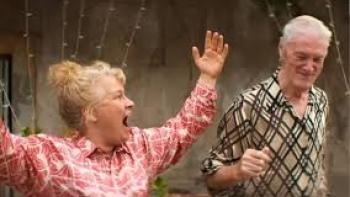Je m'appelle Agneta Movie: Eva Melander and an older man throw up their hands