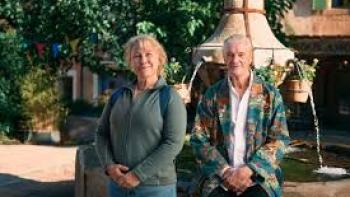 Je m'appelle Agneta Movie: Eva Melander and an older man smile outside