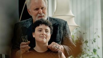 Jimpa: John Lithgow puts his hands on Aud Mason-Hyde's shoulders from behind as they both smile