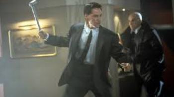 Johnny Mnemonic: Keanu Reeves swings a club