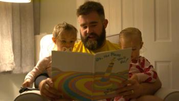 Kelce: Jason Kelce reads to his daughters.