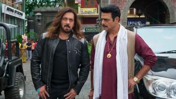 Kisi Ka Bhai Kisi Ki Jaan: Bhaijaan stands with another man on the road, discussing something