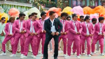 Kisi Ka Bhai Kisi Ki Jaan: Bhaijaan dancing with background dancers