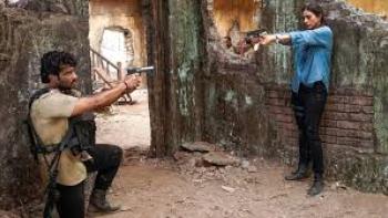 Kuttey: Pammi and Gopal point guns at each other. 